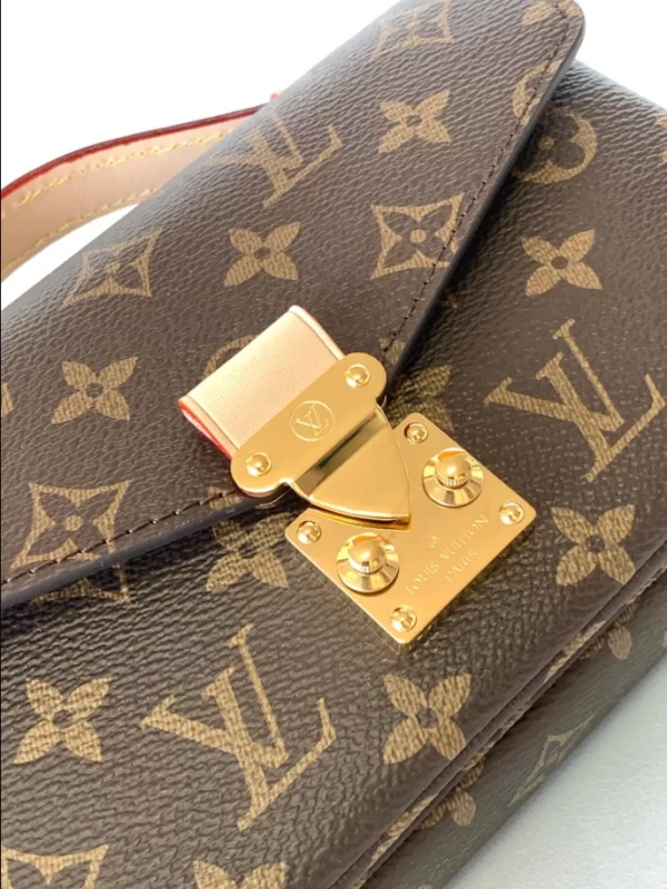 Louis Vuitton Pochette Métis East West - LC16