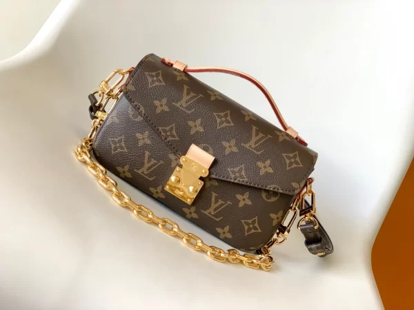 Louis Vuitton Pochette Métis East West - LC16