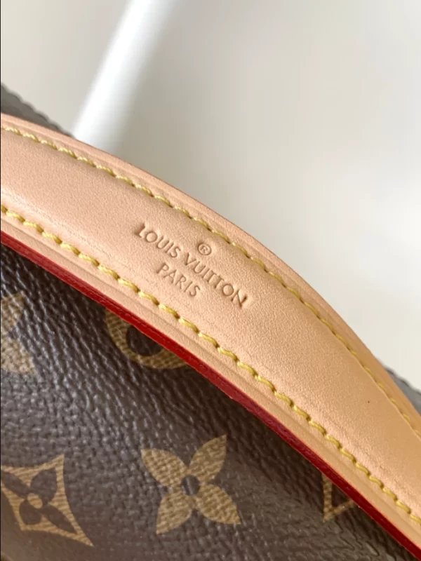 Louis Vuitton Pochette Métis East West - LC16