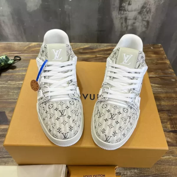 Louis Vuitton Trainer Sneaker - LS77