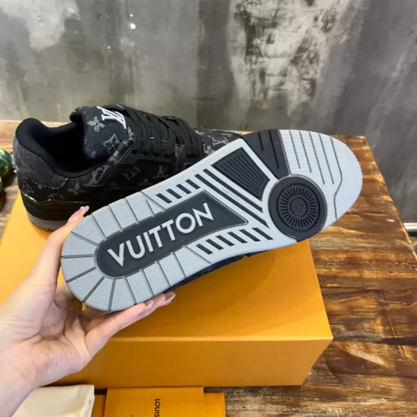 Louis Vuitton Trainer Sneaker In Black - LS81