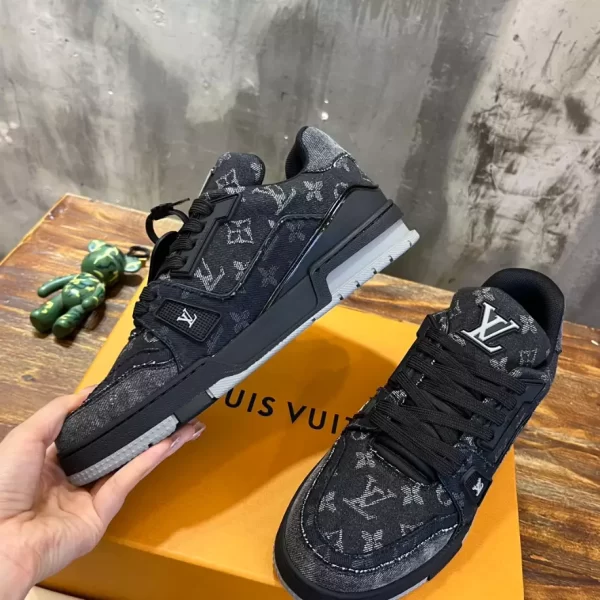 Louis Vuitton Trainer Sneaker In Black - LS81