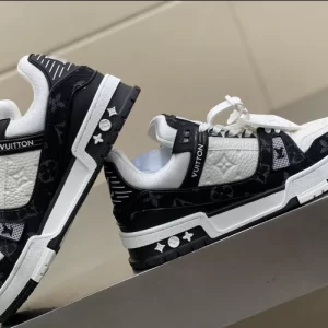 Louis Vuitton Trainer Sneakers - LS93