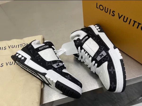 Louis Vuitton Trainer Sneakers - LS93