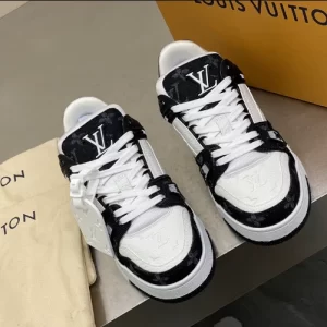 Louis Vuitton Trainer Sneakers - LS93