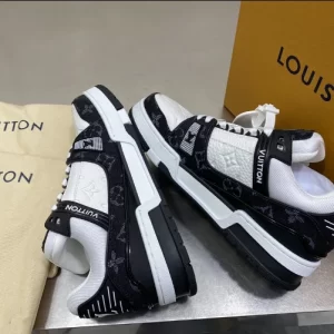 Louis Vuitton Trainer Sneakers - LS93