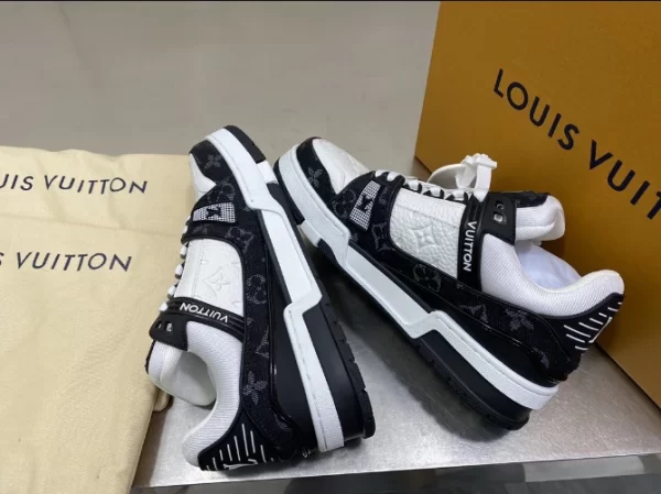 Louis Vuitton Trainer Sneakers - LS93