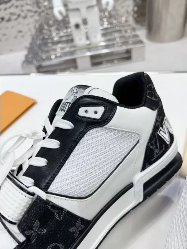 Louis Vuitton Trainer Sneaker - LS108