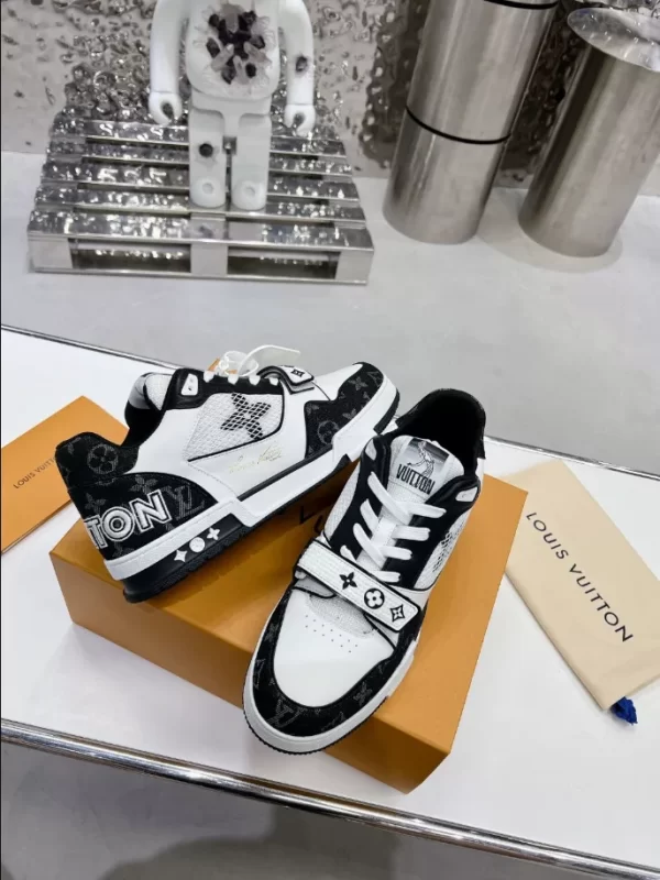 Louis Vuitton Trainer Sneaker - LS108