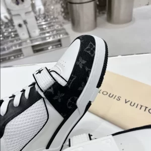 Louis Vuitton Trainer Sneaker - LS108