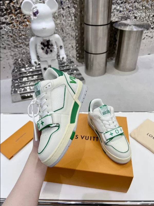 Louis Vuitton Trainer Sneaker - LS111