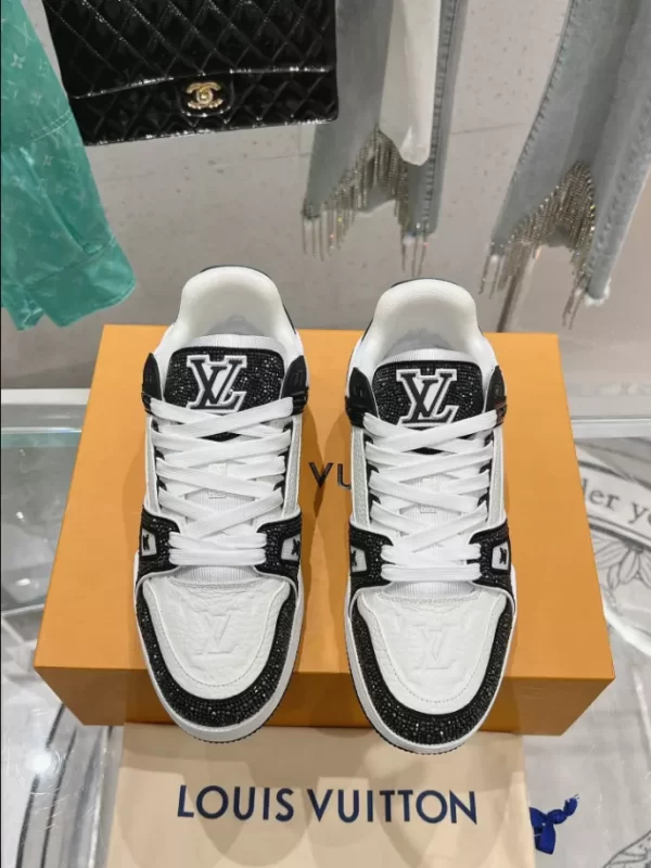 Louis Vuitton Trainer Sneaker - LS118