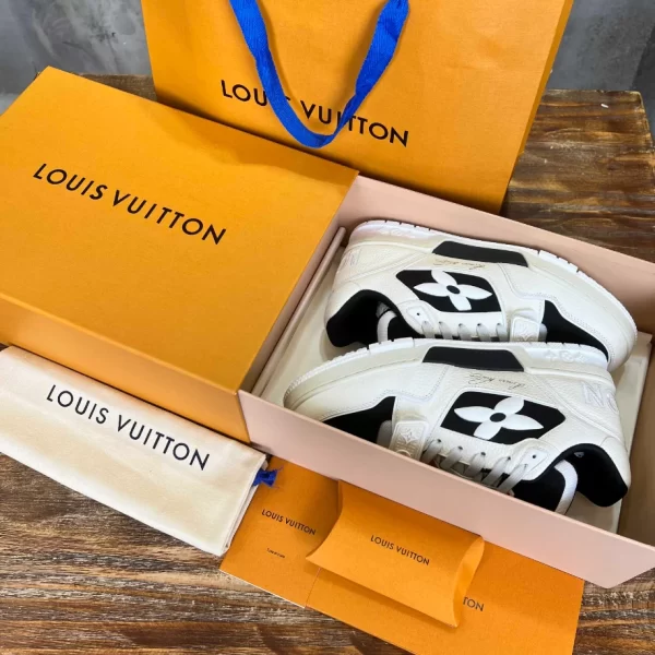 Louis Vuitton Trainer Sneaker - LS190