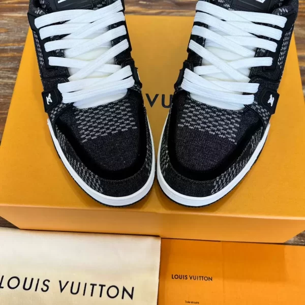 Louis Vuitton Trainer Sneaker - LS197