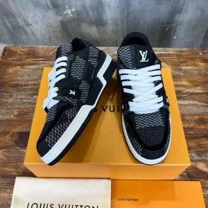 Louis Vuitton Trainer Sneaker - LS197