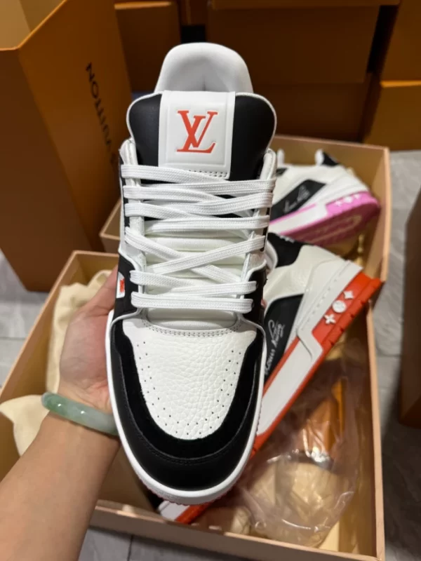 Louis Vuitton Trainer Sneaker - LS229