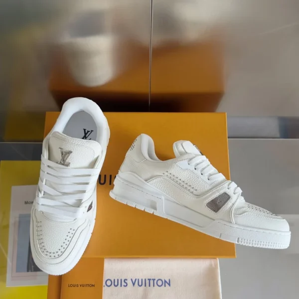 Louis Vuitton Trainer Sneaker In White - LS236