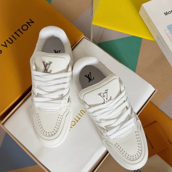 Louis Vuitton Trainer Sneaker In White - LS236