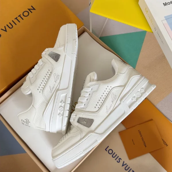 Louis Vuitton Trainer Sneaker In White - LS236