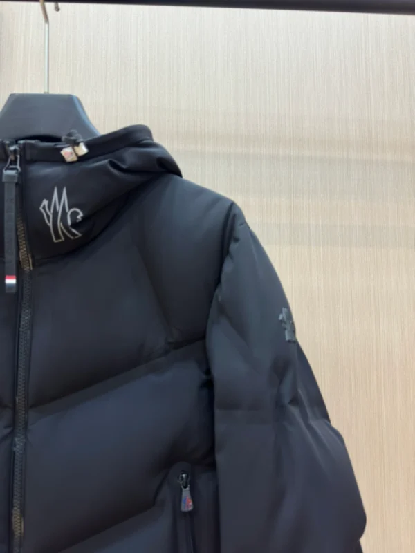 Moncler Jacket - MK070