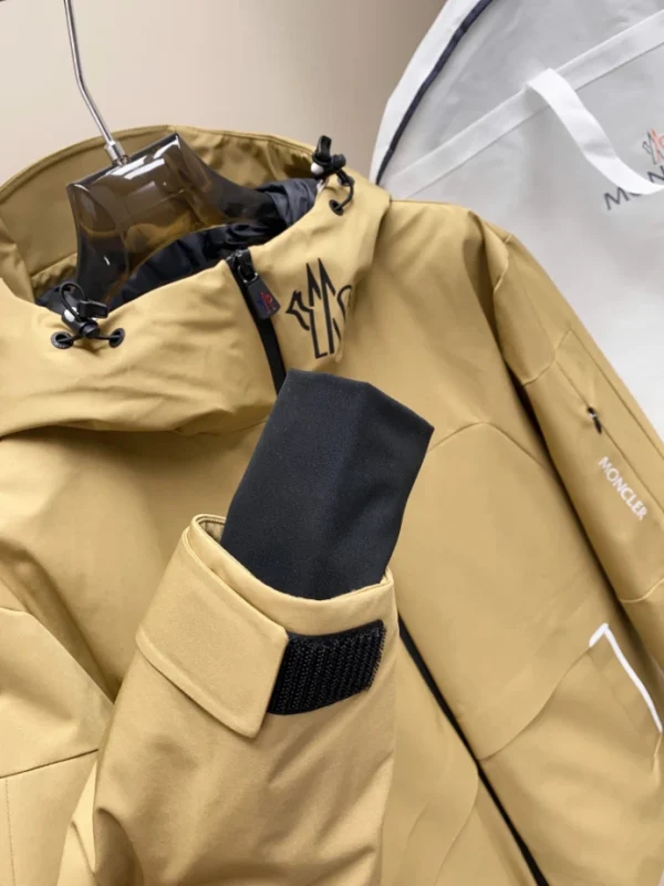 Moncler Jacket - MK075